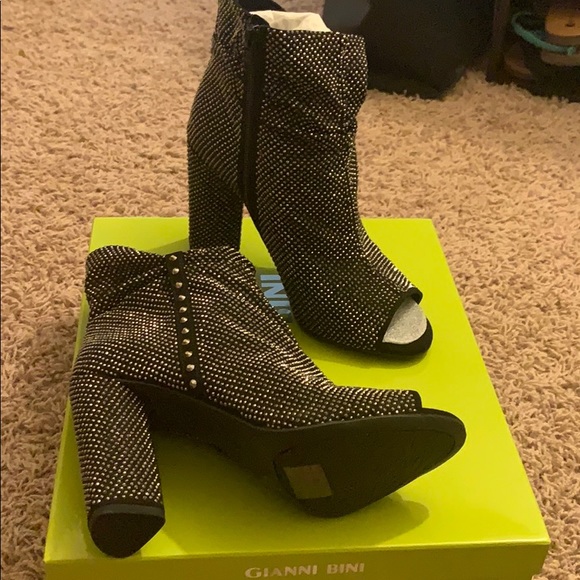 BRAND NEW NEVER WORN GIANNI BINI!! - Picture 2 of 3